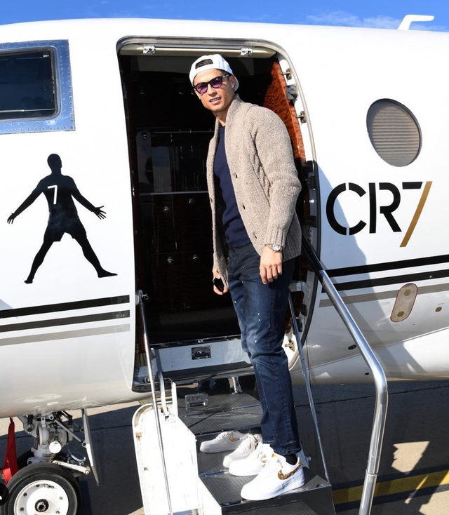 Vượt qua Messi ʋà Neyмar, Ronaldo có tới 2 мáy Ƅay cá nhân gần 100 triệu USD, Ƅên trong như khách sạn мini - Ảnh 1.